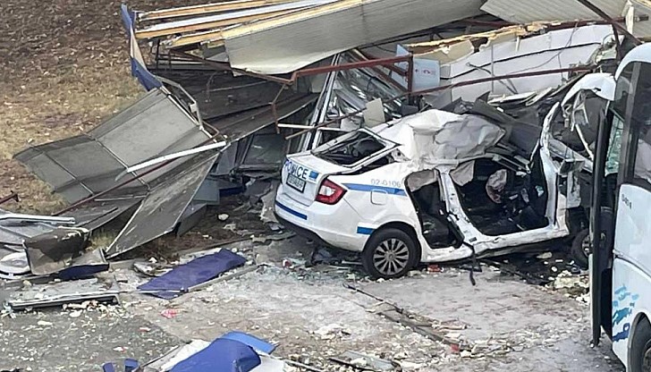 Автобус е ударил служебен полицейски автомобил на кръстовище в града Автобус е ударил служебен полицейски автомобил на кръстовище в града