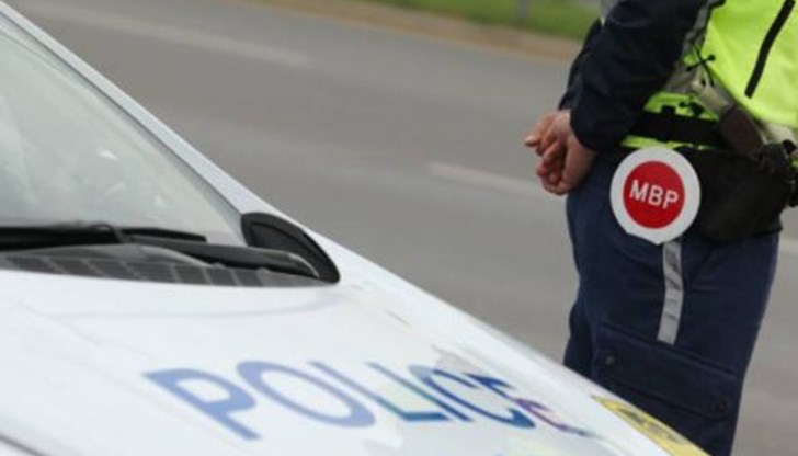 Колата на жената се движи на зиг-заг с включени аварийни светлини, накарали са я да отбие на пътя и заедно са изчакали полицията Колата на жената се движи на зиг-заг с включени аварийни светлини, накарали са я да отбие на пътя и заедно са изчакали полицията