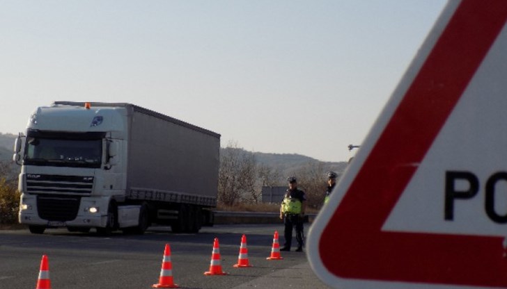 Тежките камиони се спират на паркинга на бензиностанция "Шел" край 7-и километър и до разклона за село Развигорово