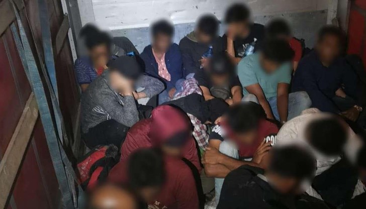 Мигрантите били скрити в ремаркето на камиона