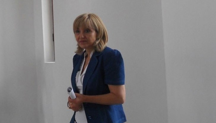 Предавам щафетата на Красен Кръстев, пише тя