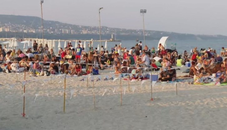 Стотици се събраха заедно край морето във Варна