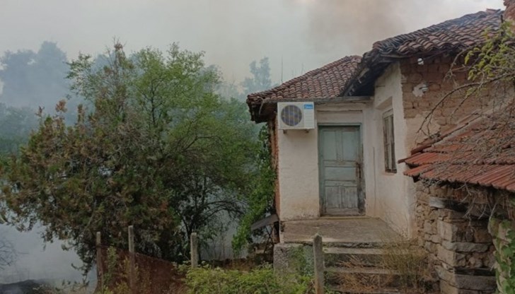 Огнената стихия се разпростира на няколкостотин декара Огнената стихия се разпростира на няколкостотин декара