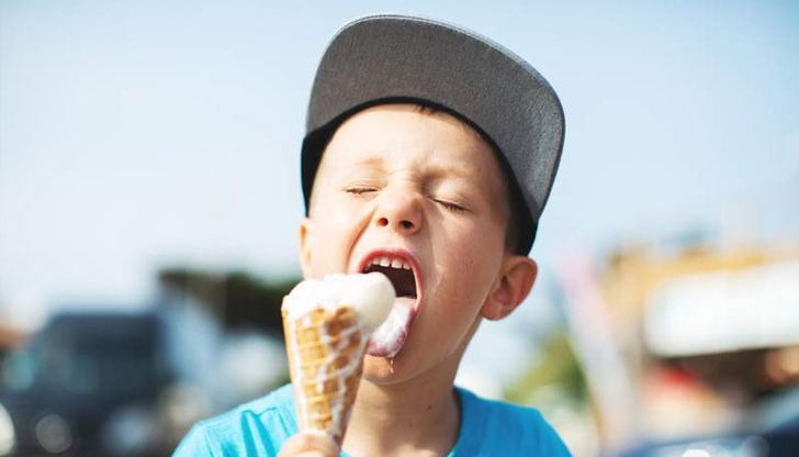 Продавачка яде директно от кутиите, после сипва на клиентите