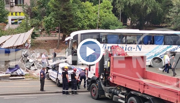 При инцидента двама полицаи загинаха на място.