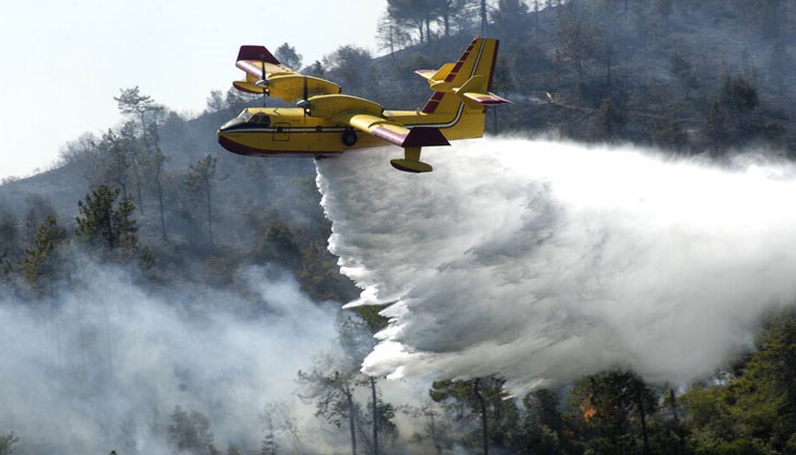 В гасенето се включиха хеликоптери и самолети