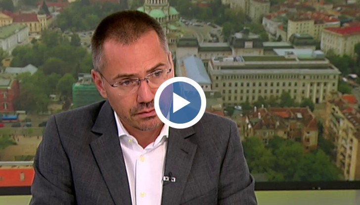 В обществено политическия живот на България има две групи сили, от които зависят важни фактори, коментира председателят на ВМРО