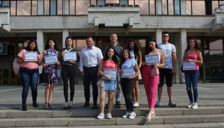 Деветнадесет студенти завършиха успешно своя стаж в Община Русе