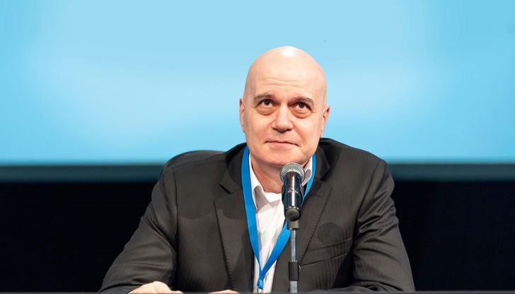 Най-новият политически номад в българската политика Радостин Василев например е спряган за водач на листата на “Продължаваме промяната” в Габрово, заяви Трифонов