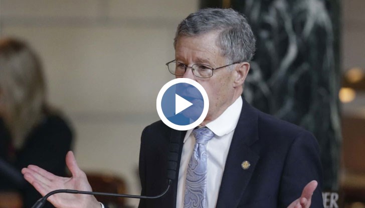 Той предлага парична награда за онези, които издадат на властите мъжете, които не искат да се подложат на мярката