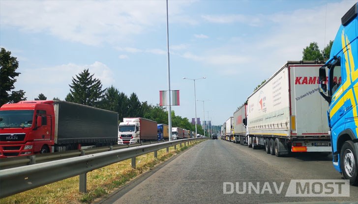 Проблемът на Дунав мост е в работната ръка, бавно се обслужват камиони, понякога умишлено