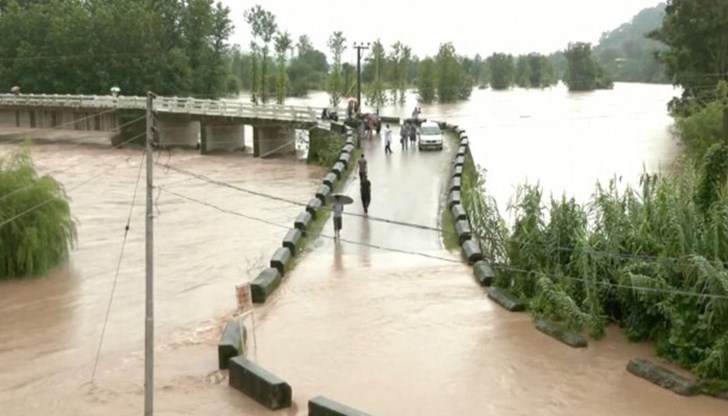 Дъждовете заляха стотици села, разрушиха къщи и мостове и наводниха пътища в щатите Химачал Прадеш и Утаракханд