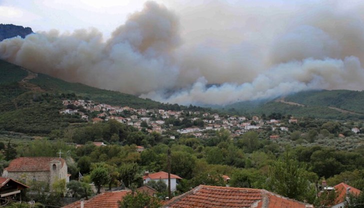 Стихията е под контрол, но усилията за пълното ѝ потушаване продължават Стихията е под контрол, но усилията за пълното ѝ потушаване продължават