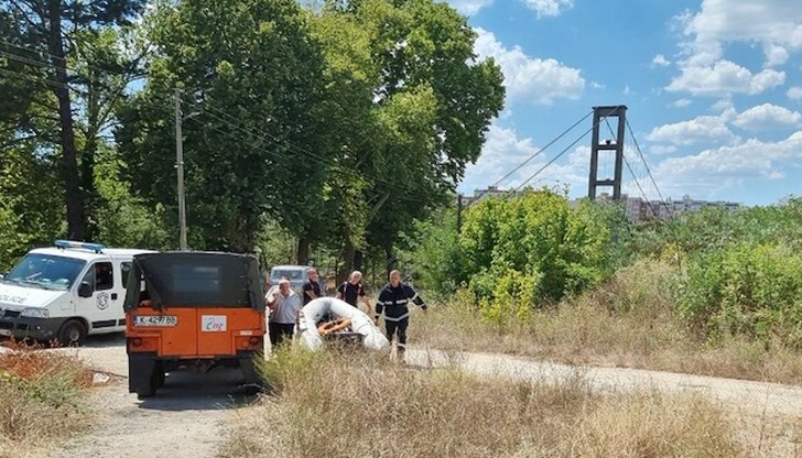 Според очевидци, мъжът сам е скочил в коритото на реката.