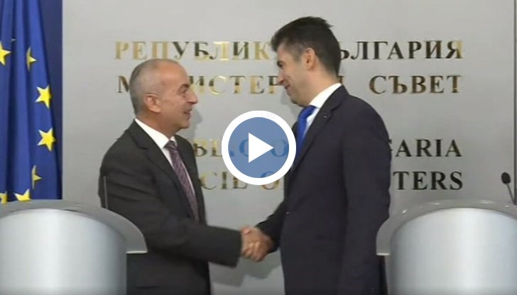 Кирил Петков символично предаде властта в Министерския съвет
