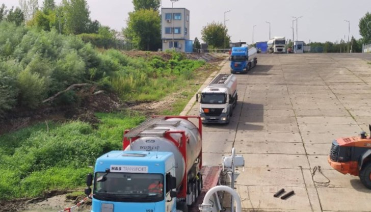 Двете платформи, на българския и румънски превозвач са на денонощен режим на работа и на ден се правят двадесет курса