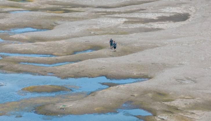 Корабоплавнето на практика е спряло и корабособствениците търпят загуби Корабоплавнето на практика е спряло и корабособствениците търпят загуби