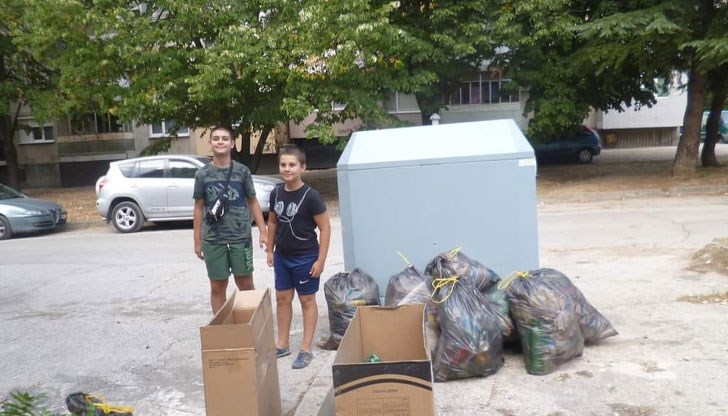 Деца от квартал "Дружба" 1 почистиха площадката, където играят