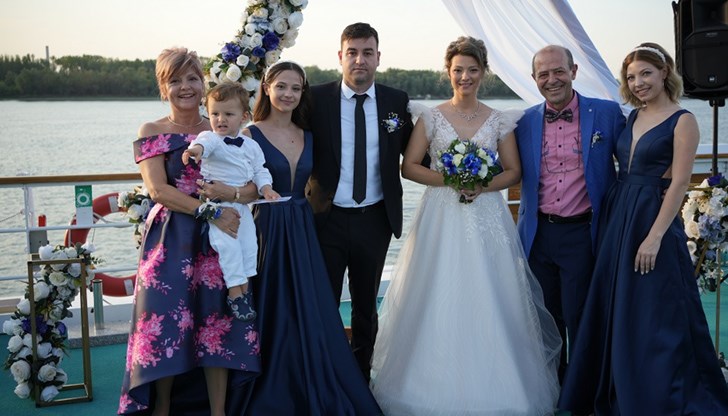 Красимир и Марияна Иванчеви омъжиха вчера най-голямата си дъщеря