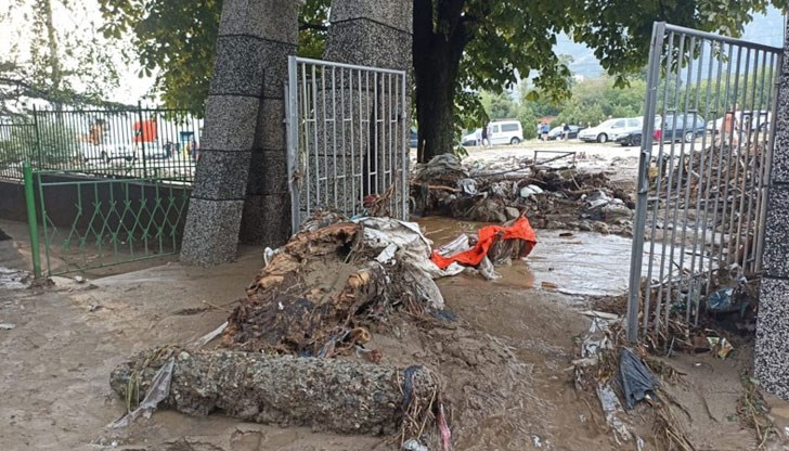 Най-пострадала е гимназията по жп транспорт, наводнена е и болницата Потоп в Карлово