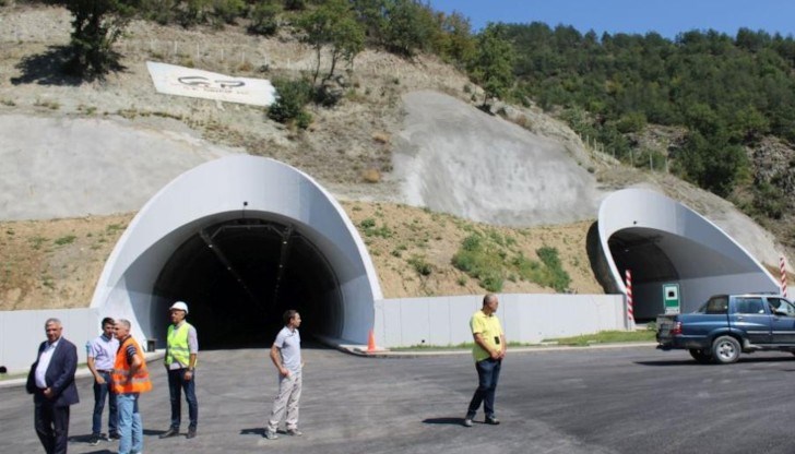 В срок от около 2 месеца тръбата в посока Гърция и участъкът от автомагистралата преди и след нея, ще бъде готова за експлоатация