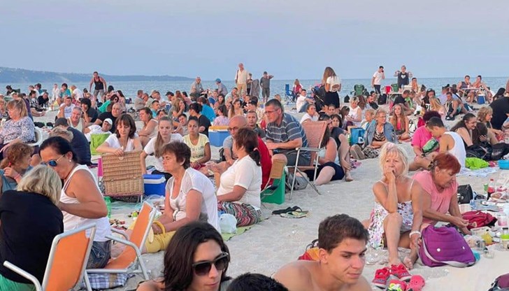 Участниците в проявата трябваше да си носят постелки, храна и напитки