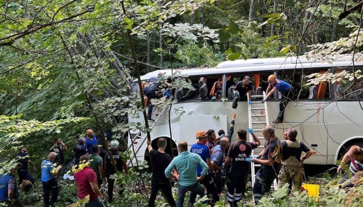 Петима души загинаха, а други 38 бяха ранени, след като автобус, пълен с туристи, излезе от пътя в северозападната турска провинция Бурса в неделя