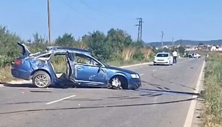 Пътят е затворен за движение, а трафикът се отклонява Пътят е затворен за движение, а трафикът се отклонява