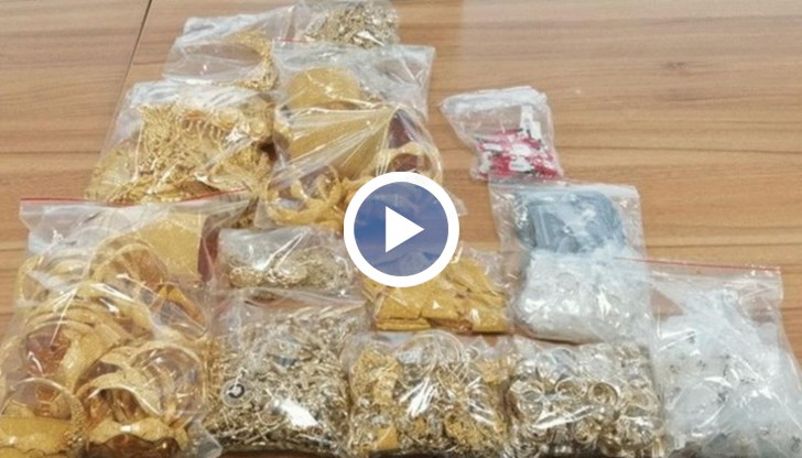 Шофьор е укрил в бельото си три плика със златни накити