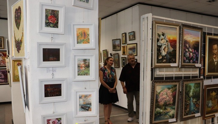 Експозицията включва близо 150 произведения на 22-ма русенски художници