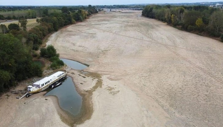 Горното течение на река Лоа̀ра във Франция почти пресъхна