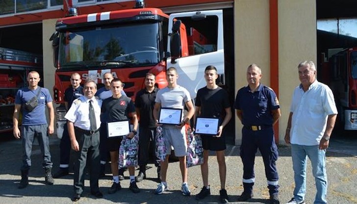 Учениците получиха грамоти и подаръци от Столичната пожарна служба