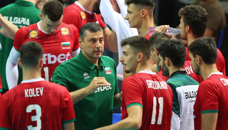 В решителната част българският отбор поведе, но пропусна четири мачбола и загуби с 16:18