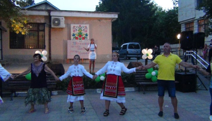 Специален гост на рождениците беше певицата Петя Панева