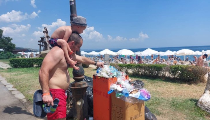 Улиците в курортния комплекс не са мити в скоро време, кошчетата за смет преливат