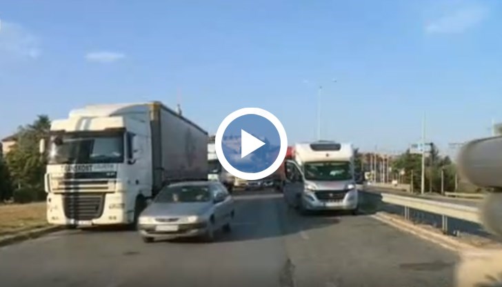 Блокирана е изцяло отсечката по булевард "България"