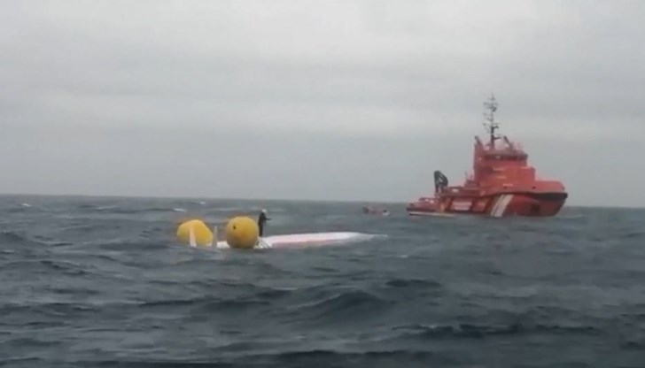 В операцията освен кораби са участвали и три хеликоптера, единия от които успява да локализира лодката