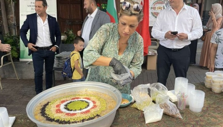 Според традицията на този ден мюсюлманите в България варят ашуре и го раздават на съседите си