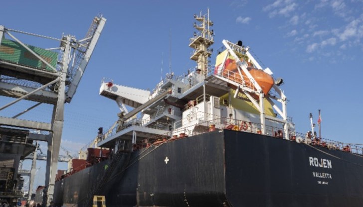 Корабът превозва 15 000 тона царевица от Украйна