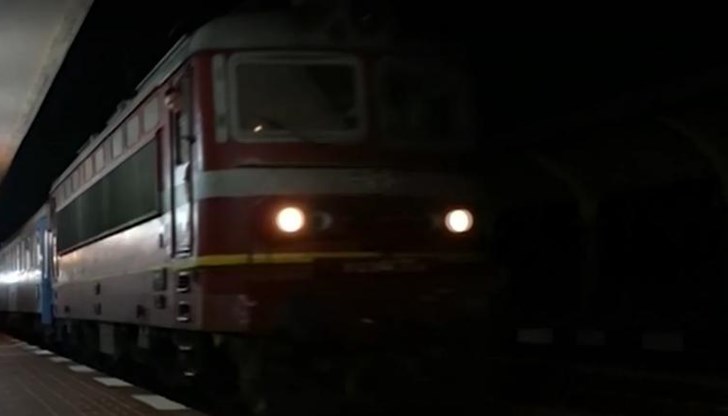 Машинистите установили, че под 15-ти вагон между релсите има тяло на мъж, без признаци на живот