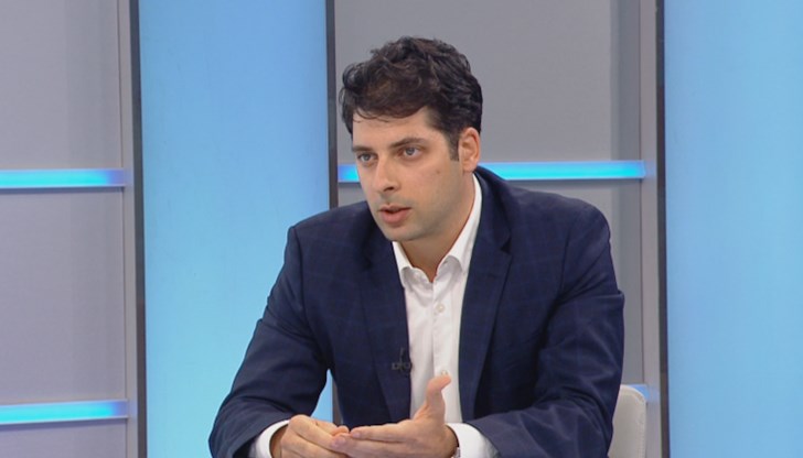 Той смята, че в текущата ситуация "Газпром" не е надежден дългосрочен доставчик, но отбелязва, че други европейски страни продължават търговските си взаимоотношения с тях