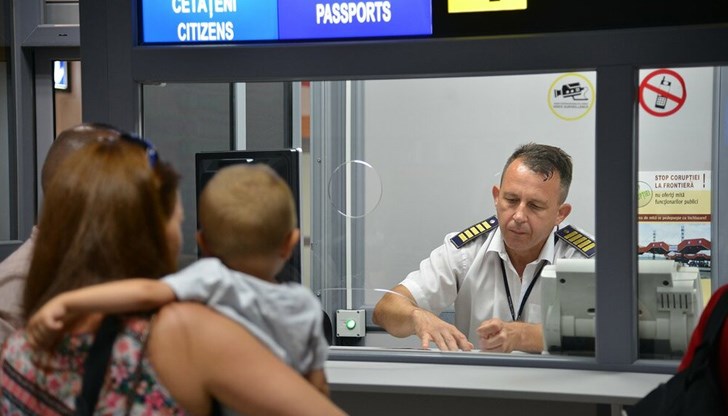 Дългото изчакване на границата се дължи на големия брой транспортни средства, които преминават транзитно, съобщават от румънска гранична полиция Дългото изчакване на границата се дължи на големия брой транспортни средства, които преминават транзитно, съобщават от румънска гранична полиция