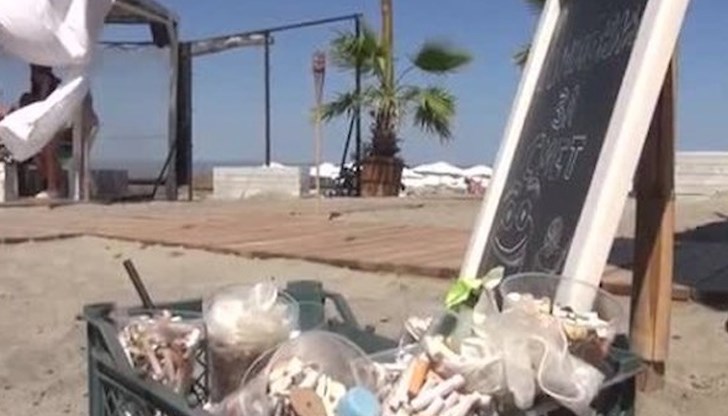 За три години от плажа пред бара в Поморие са събрани хиляди фасове