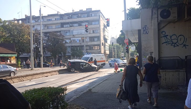 Кола "яхна" бетонен разделител на кръстовището с улица "Борисова".