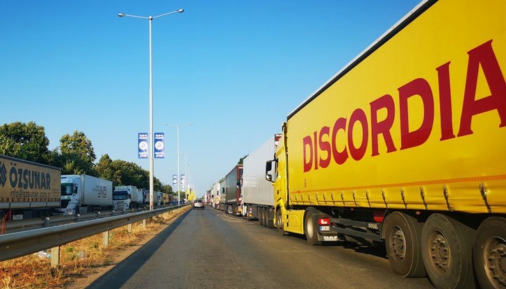 Трафикът е интензивен за товарни автомобили в двете посоки