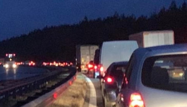 Катастрофата предизвика километрично задръстване по АМ „Тракия“