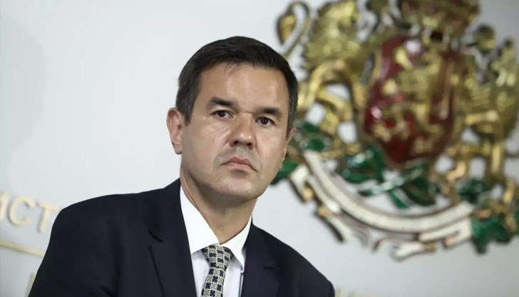 През последните 7-8 месеца министър е бил не г-жа Нинова, а Калоян Методиев, заяви служебният министър на икономиката