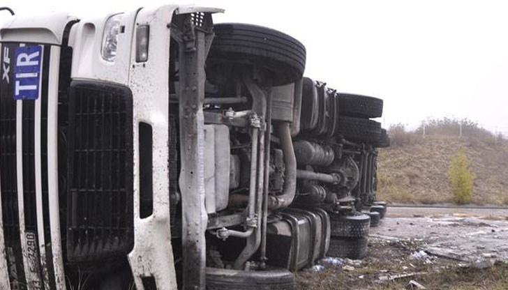 Камионът се блъска в мантинелата, излиза извън пътното платно и чупи стълб за далекопровод Камионът се блъска в мантинелата, излиза извън пътното платно и чупи стълб за далекопровод