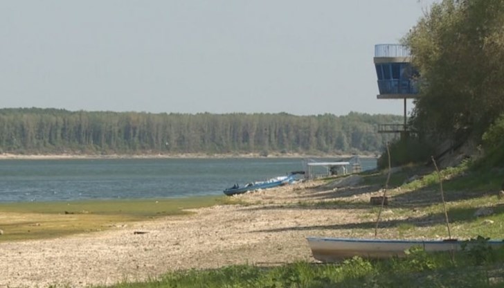 Валежите са критично малки и няма от къде да се захранва реката с вода Валежите са критично малки и няма от къде да се захранва реката с вода