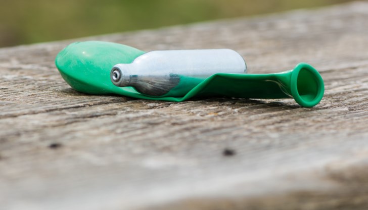 Законът забранява и употребата на райски газ в закрити обществени места Законът забранява и употребата на райски газ в закрити обществени места